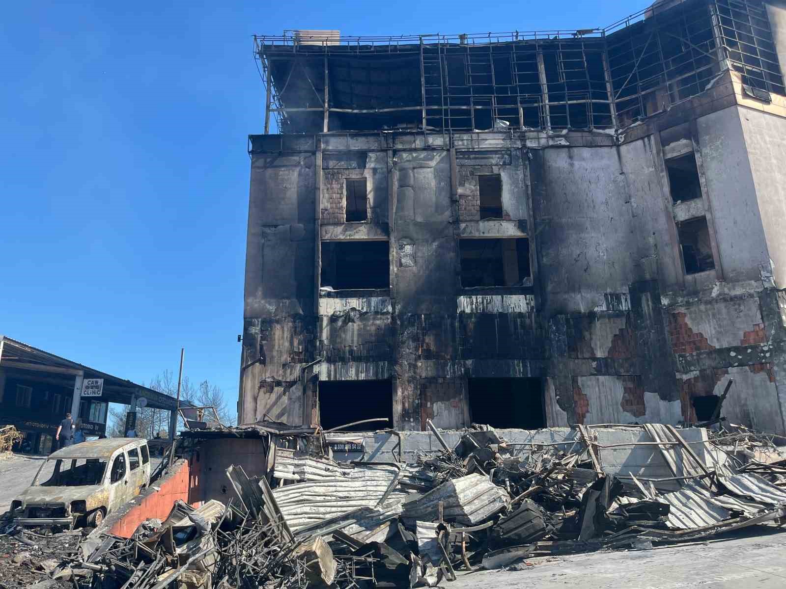 Buca Otokent’e sıçrayan orman yangında 25 araç kül oldu 