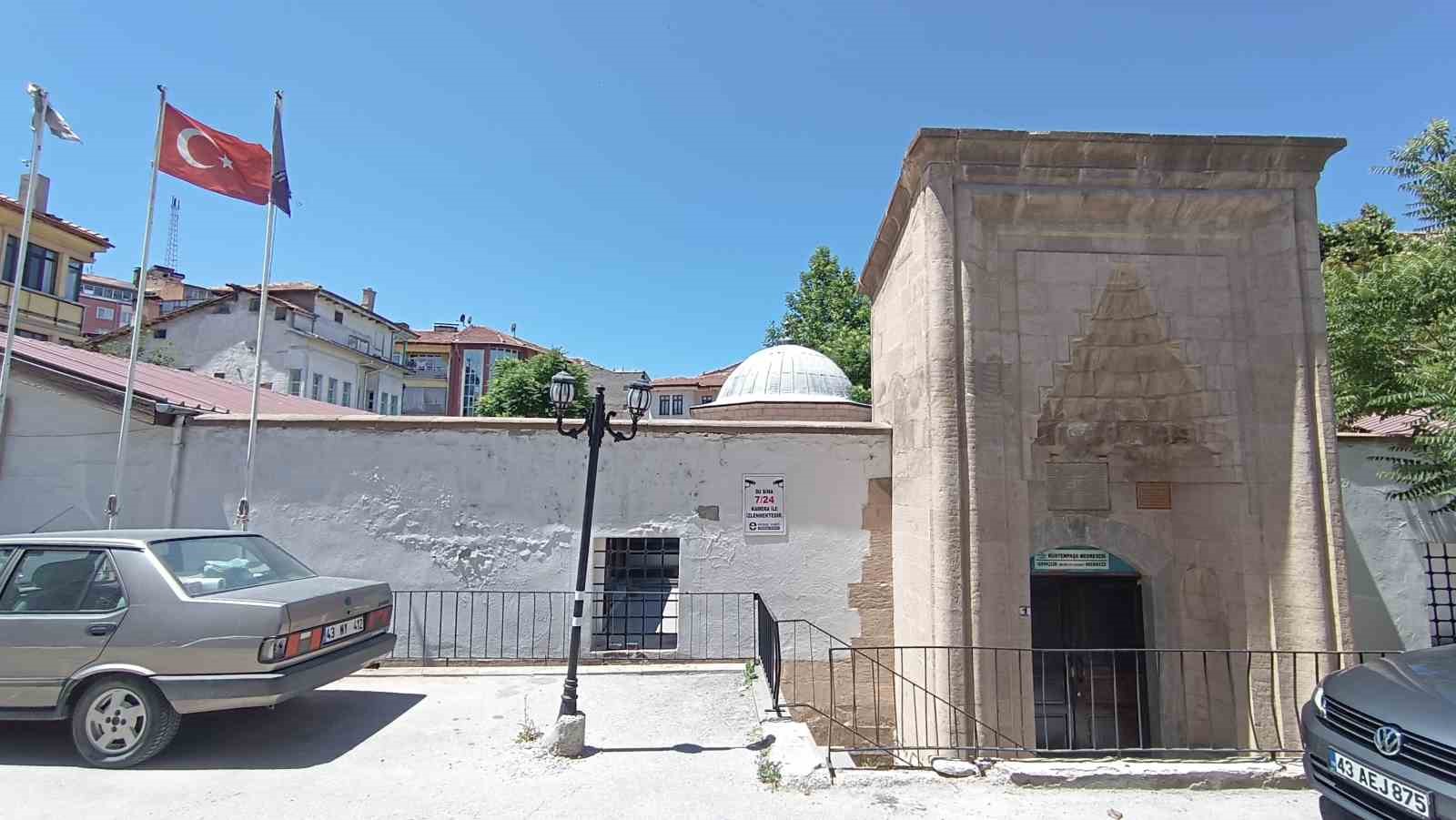 Kütahya Rüstem Paşa Medresesi tarihe ışık tutuyor 