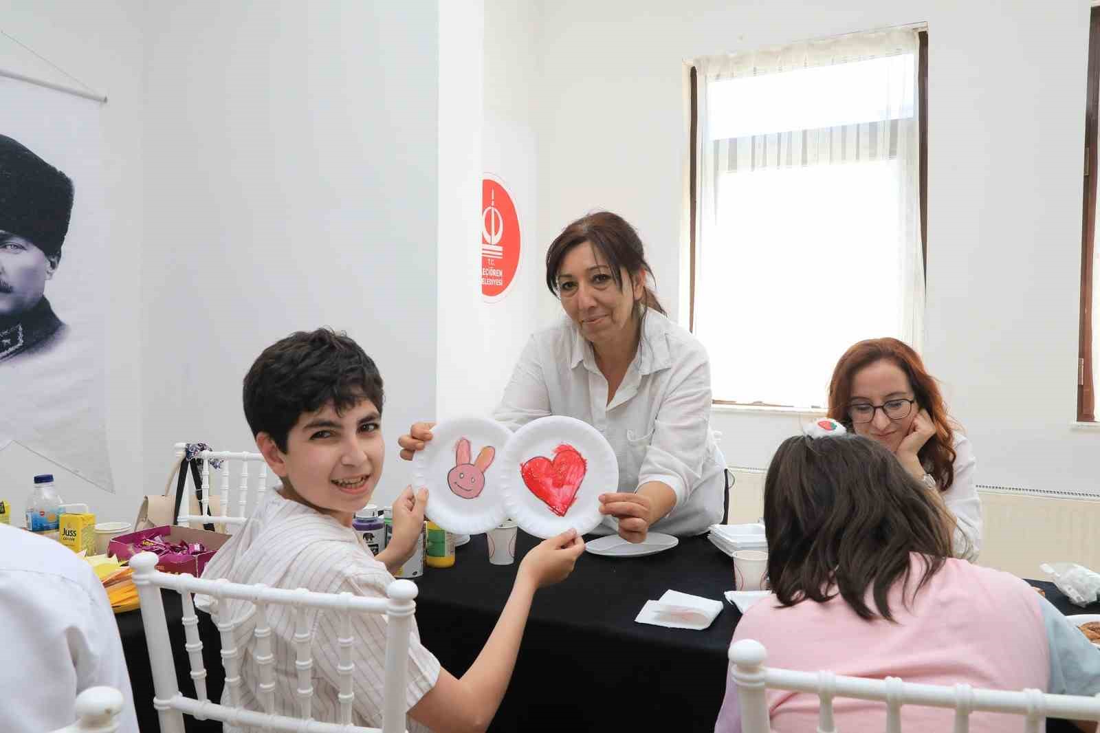 Keçiören Belediyesi’nden engelli çocuklara karne hediyesi 