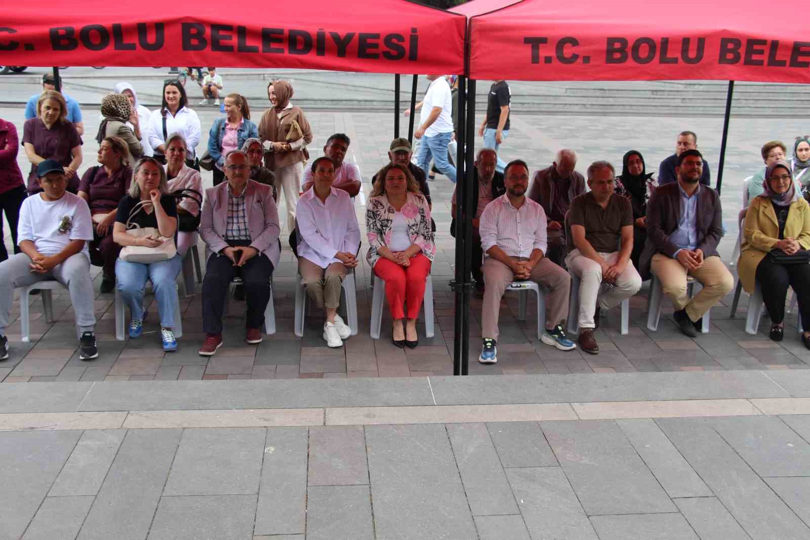 Ruh sağlığı hastalarının el emeği göz nuru eserleri sergilendi 