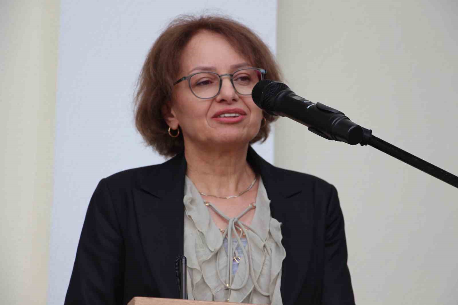 Ruh sağlığı hastalarının el emeği göz nuru eserleri sergilendi 