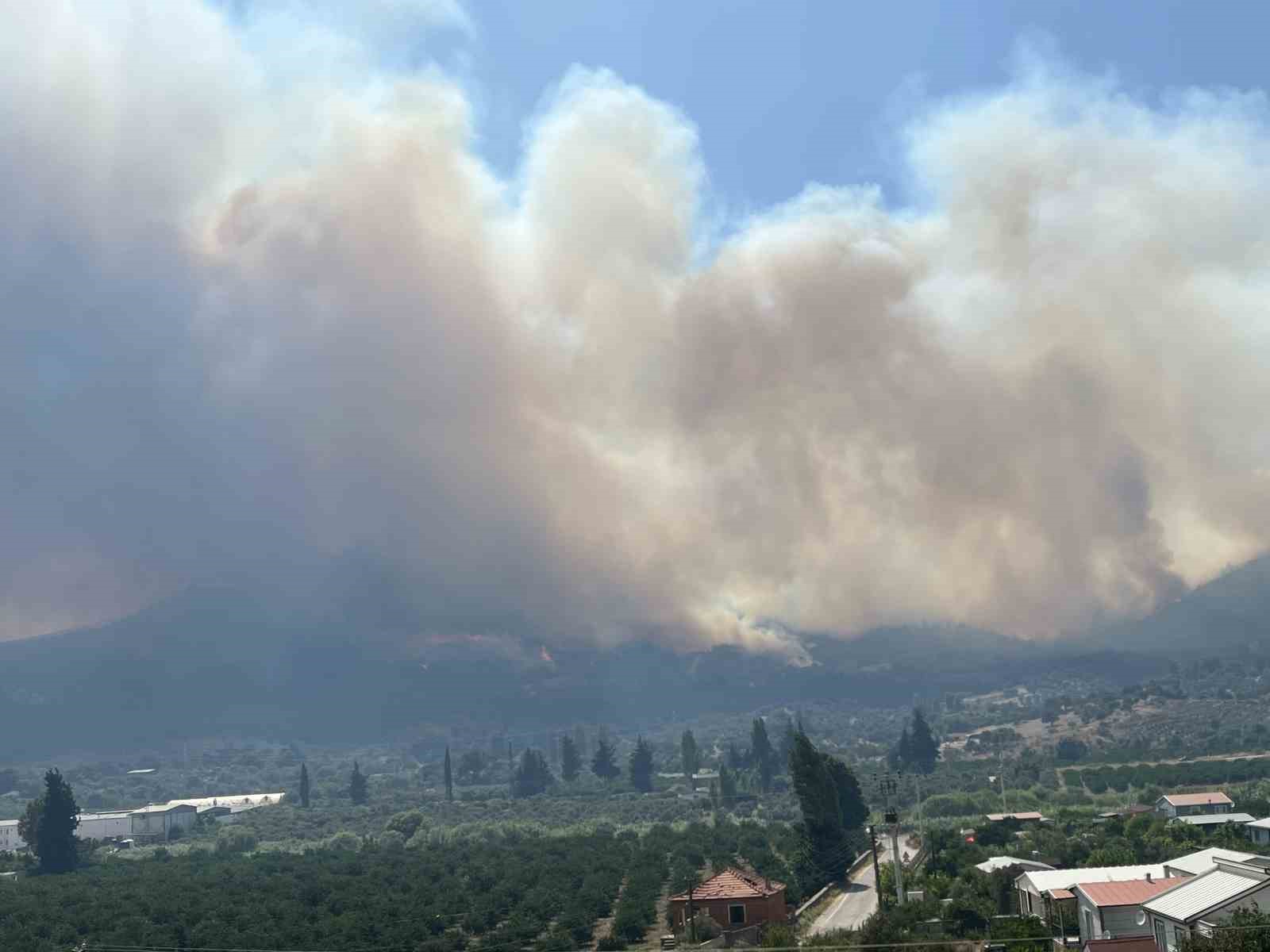 İzmir’de yangınla mücadele sürüyor 