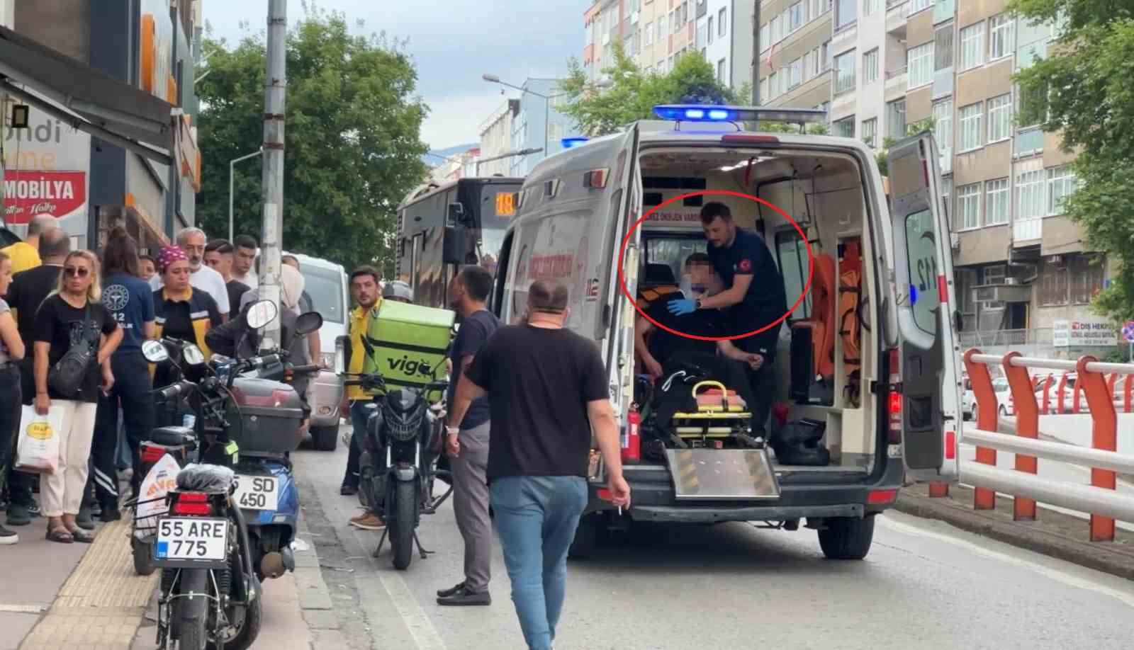Dolmuştan inen yolcuya motosiklet çarptı: 2 yaralı 