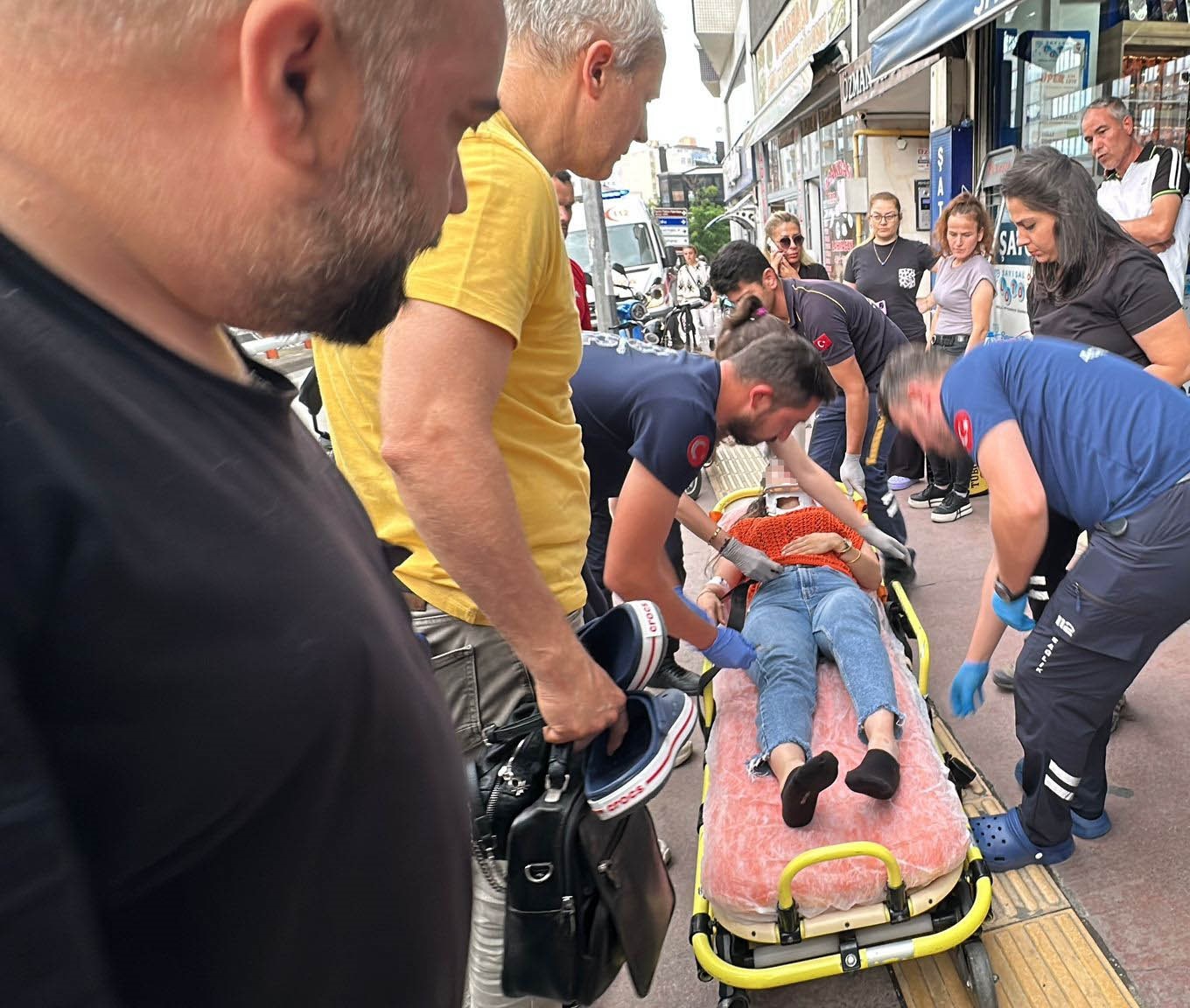 Dolmuştan inen yolcuya motosiklet çarptı: 2 yaralı 