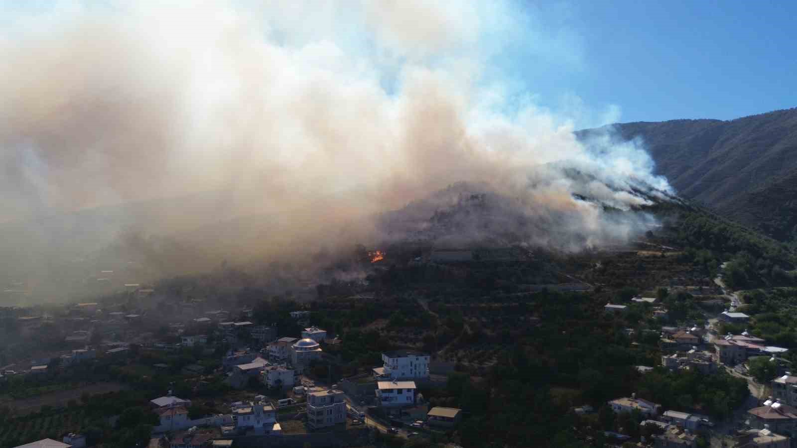 Hatay’daki orman yangınına havadan ve karadan müdahale dron ile görüntülendi 
