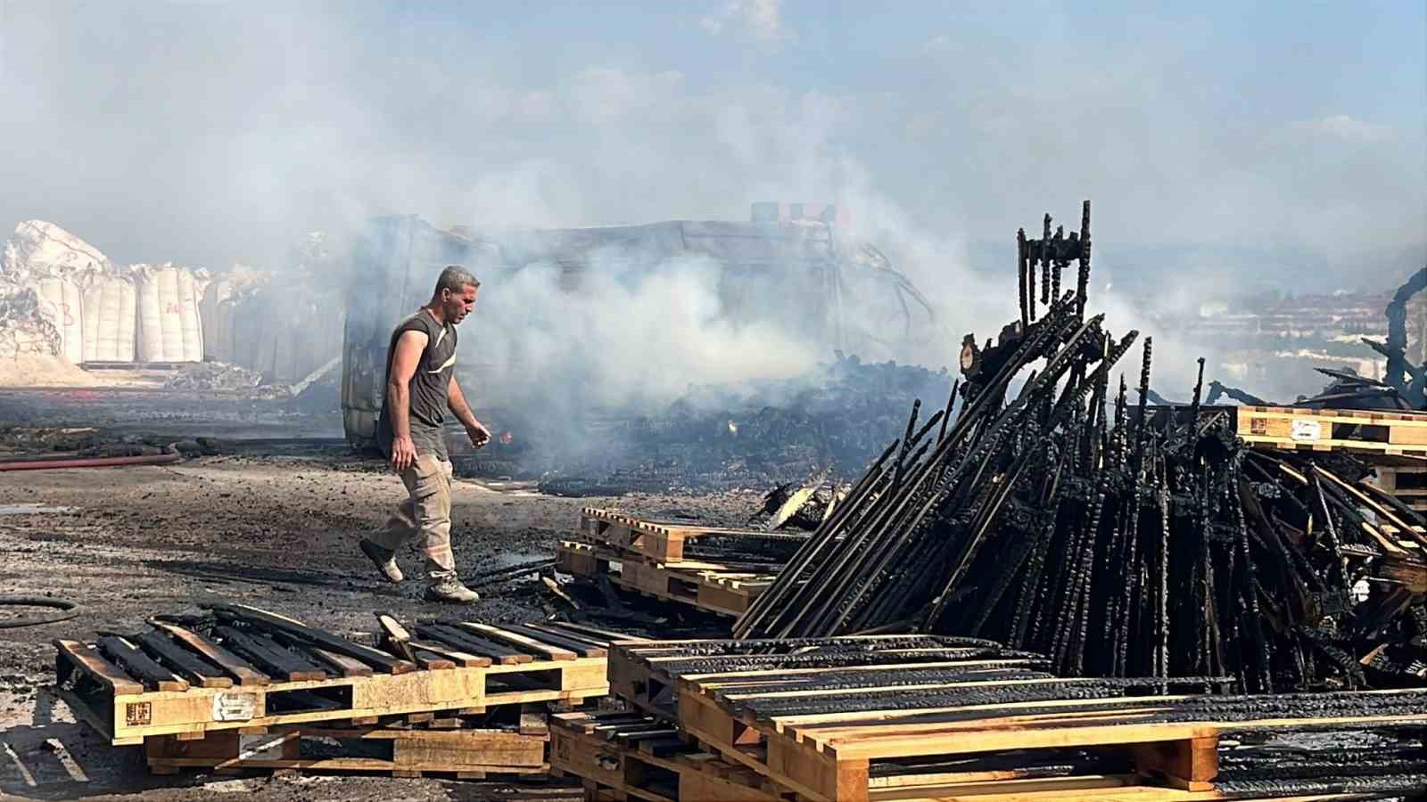 Çıkan yangında paletler kül oldu, minibüs ise demir yığınına döndü 
