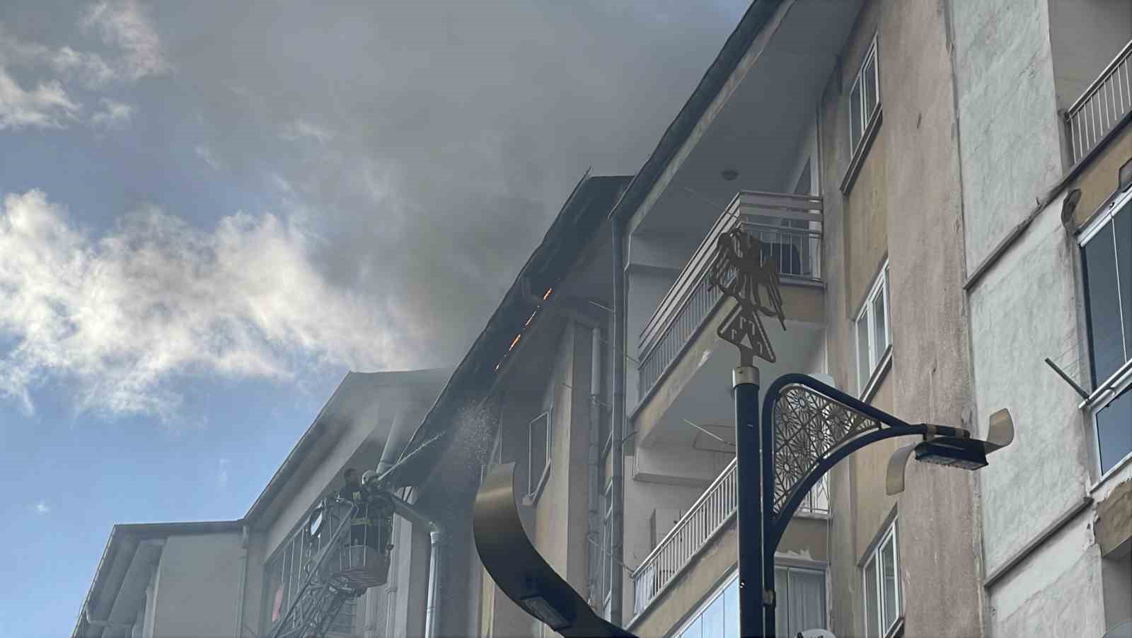 Sivas’ta vatandaşlar, yangını meraklı gözlerle izledi 