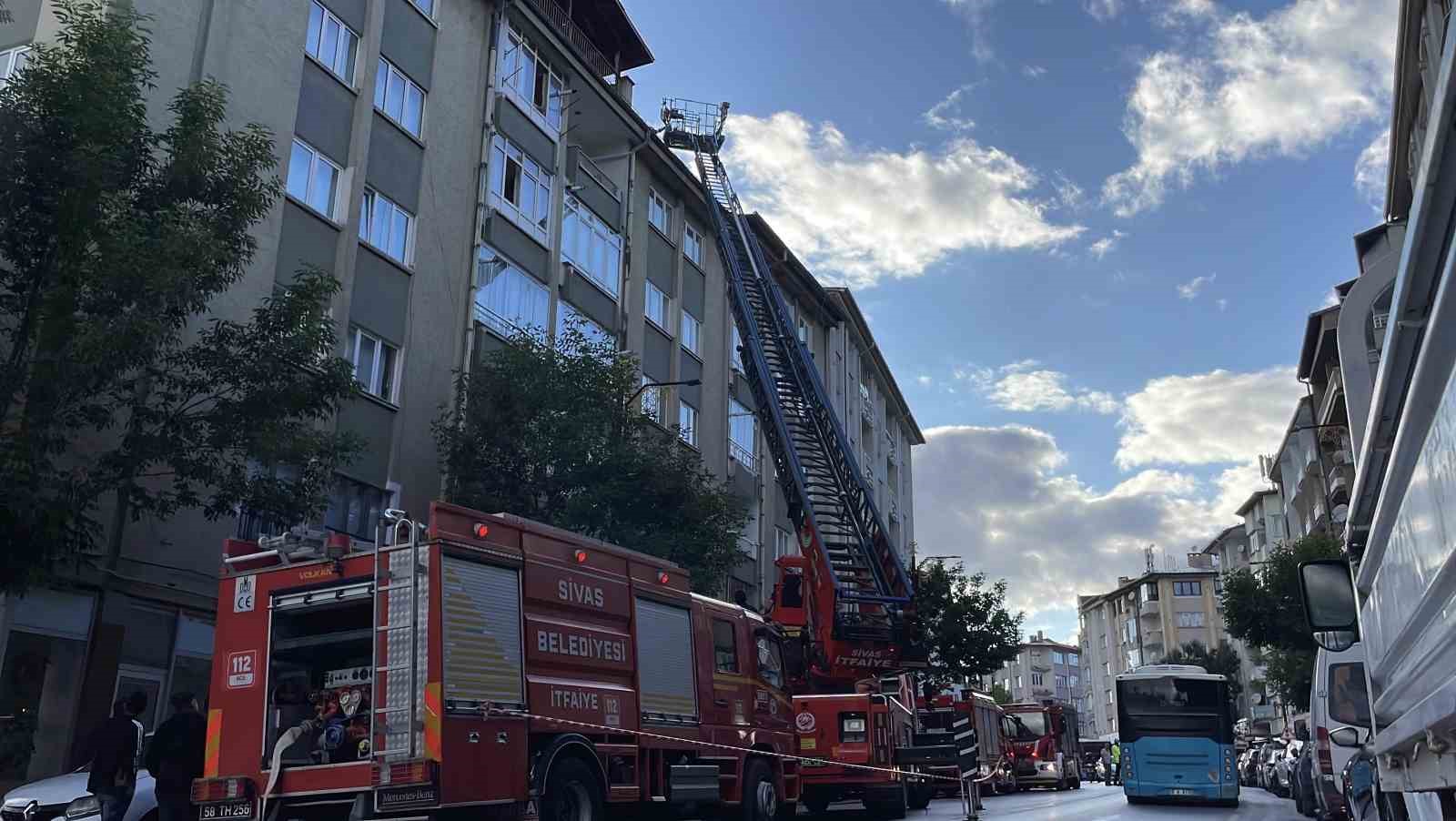 Sivas’ta vatandaşlar, yangını meraklı gözlerle izledi 