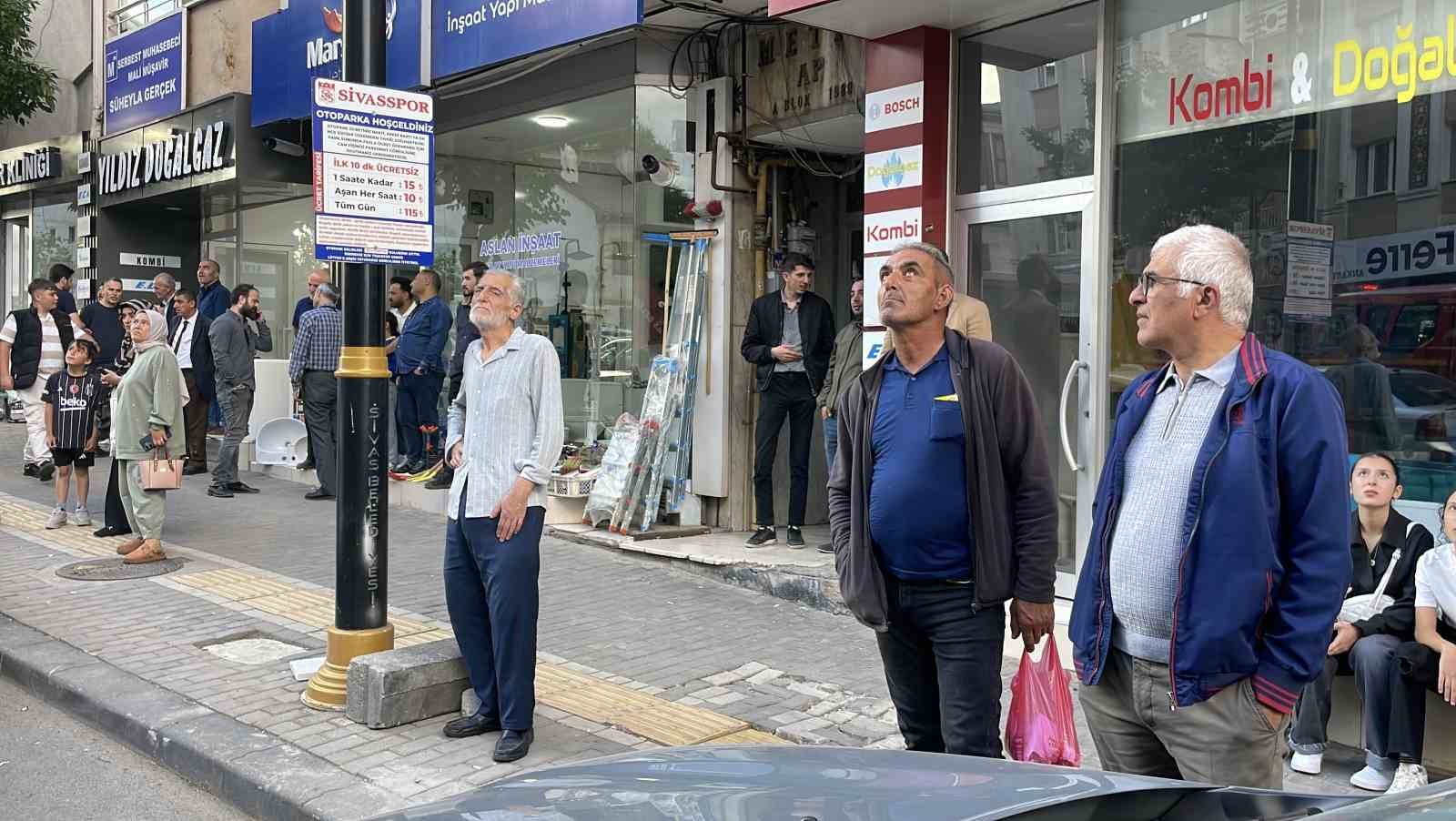 Sivas’ta vatandaşlar, yangını meraklı gözlerle izledi 