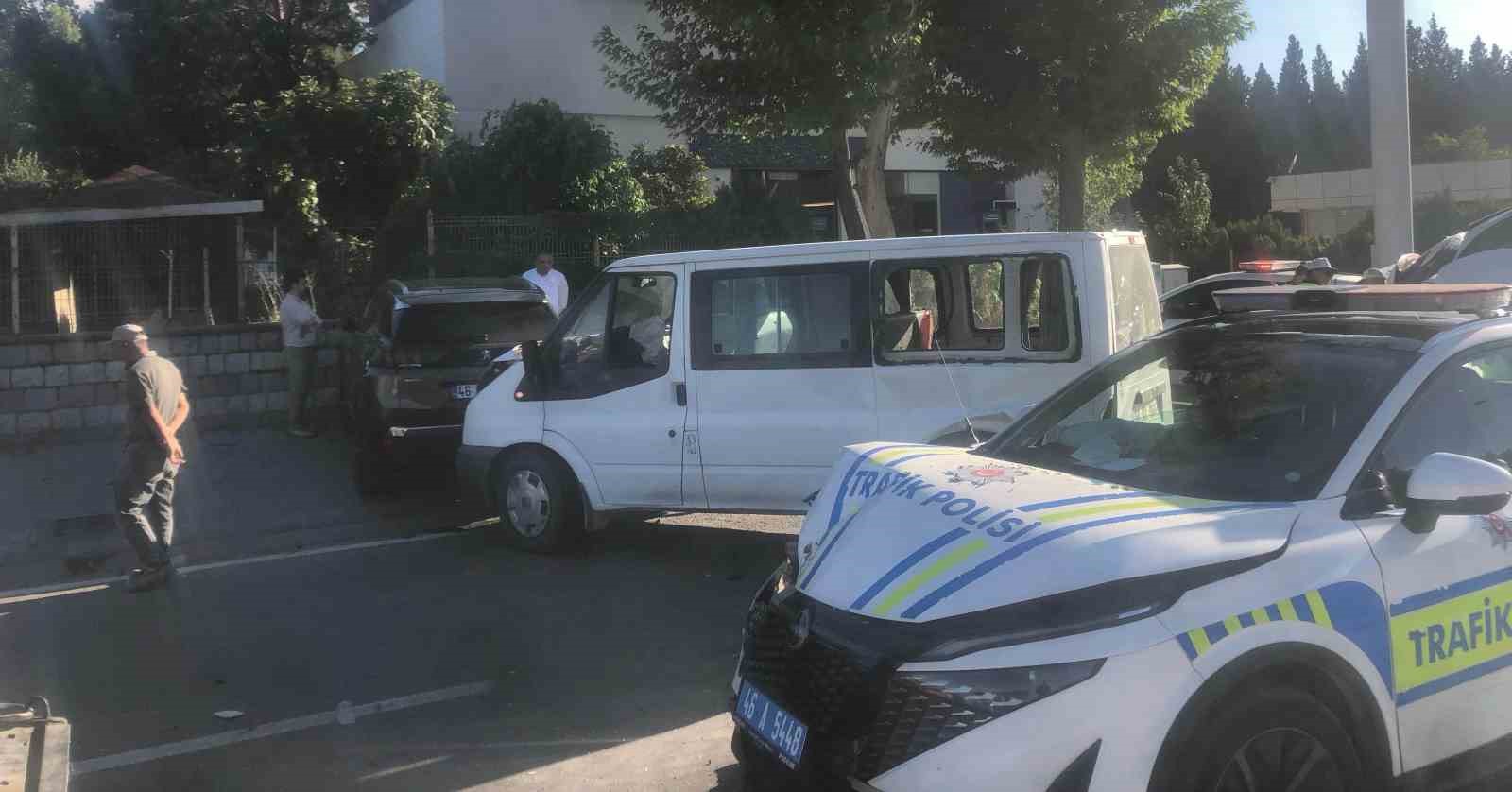 Kahramanmaraş’ta 3 araçlı zincirleme kaza: 4 yaralı 