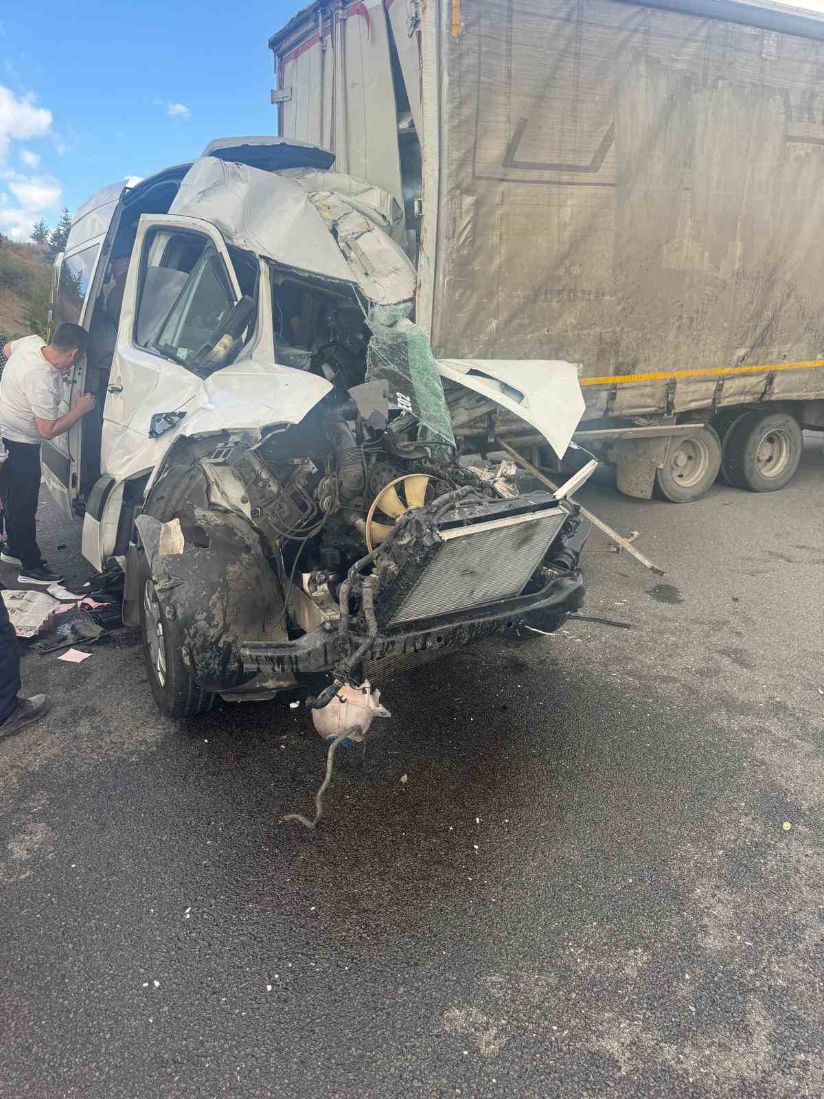 Ankara’da servis minibüsü kamyona çarptı: 1 ölü, 5 yaralı 