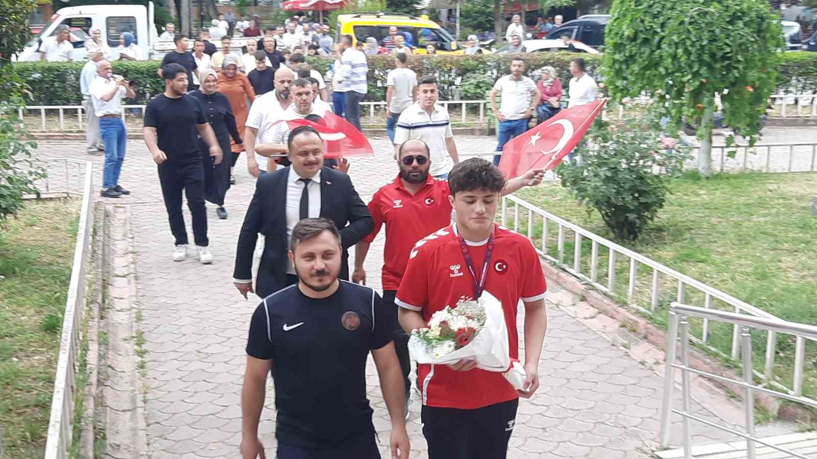 Avrupa şampiyonu güreşçi Yusuf Yaser Aksu, memleketinde coşkuyla karşılandı 