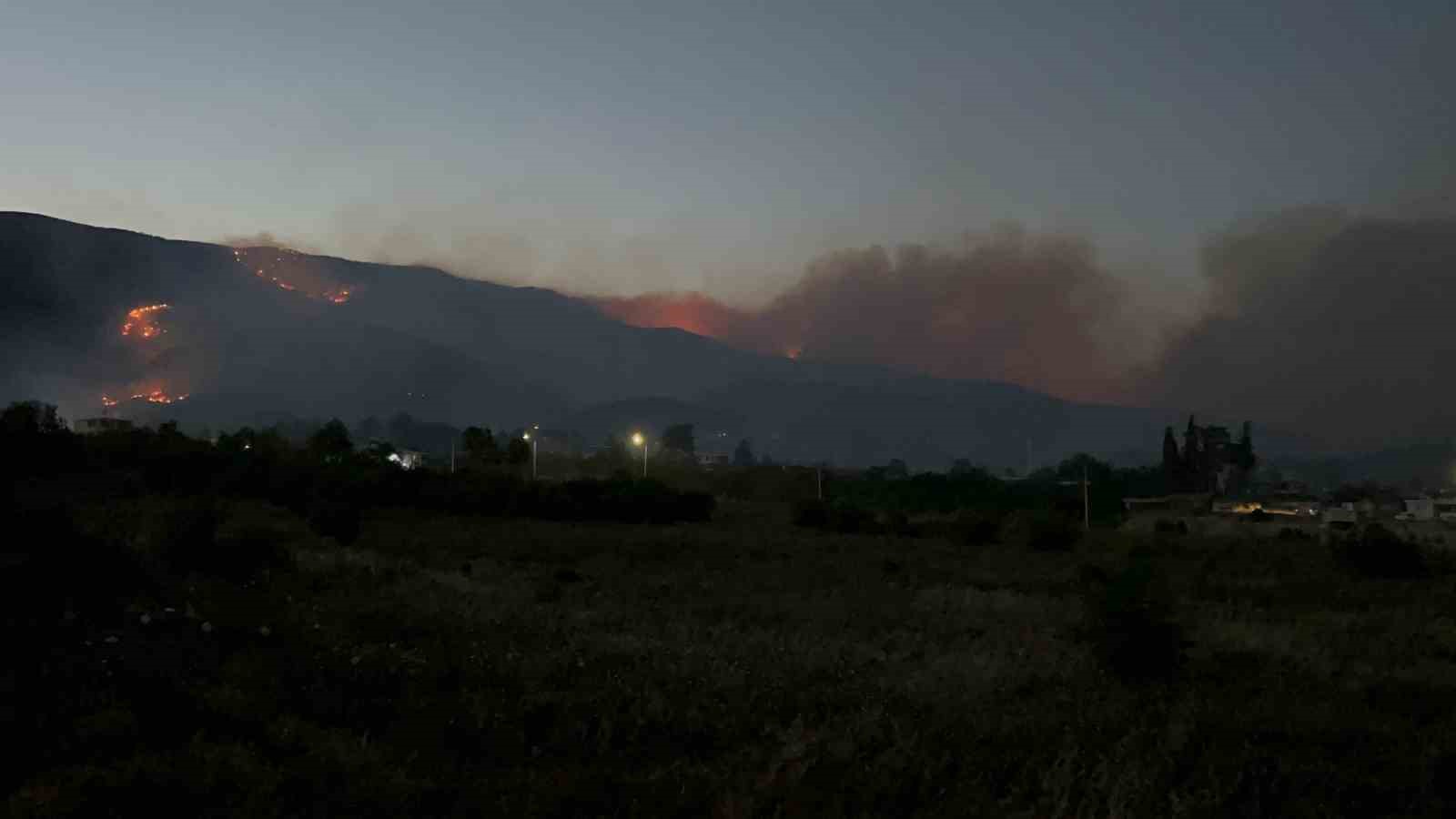 Hatay’da 12. saatte orman yangını sürüyor: Bin 800 kişi tahliye edildi 