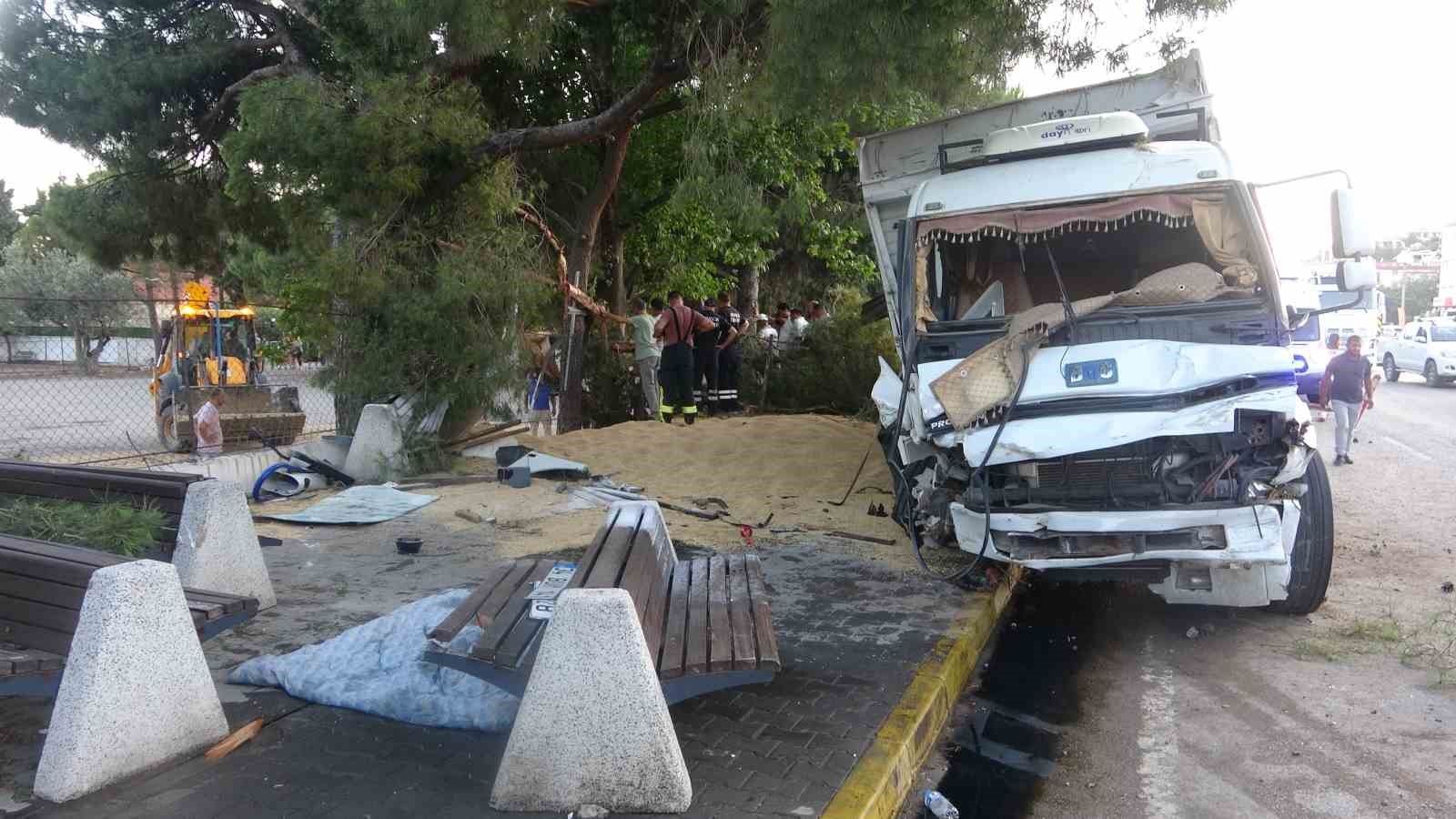 Freni patlayan kamyon ortalığı savaş alanına çevirdi: 4 yaralı 
