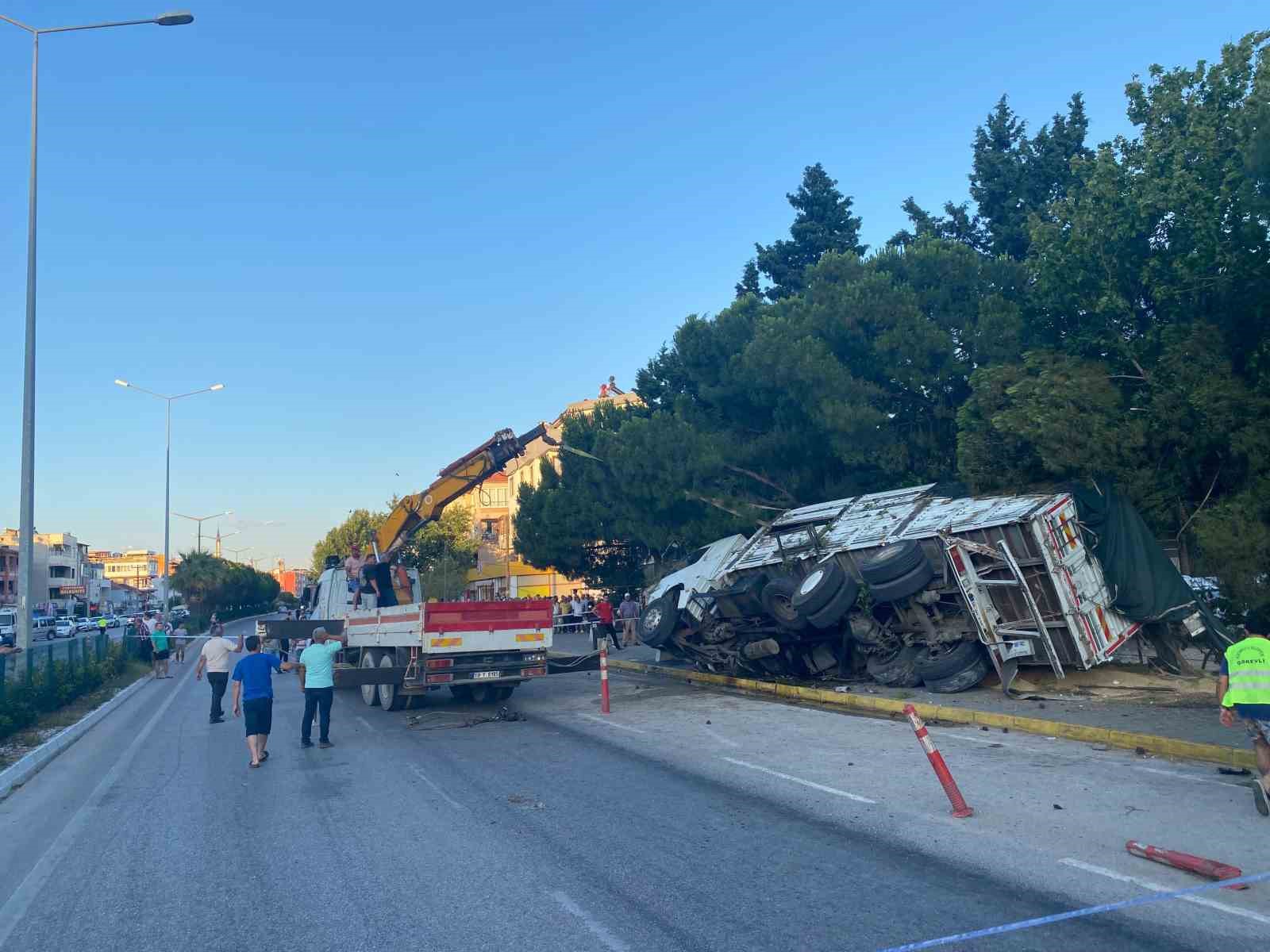 Freni patlayan kamyon ortalığı savaş alanına çevirdi: 4 yaralı 