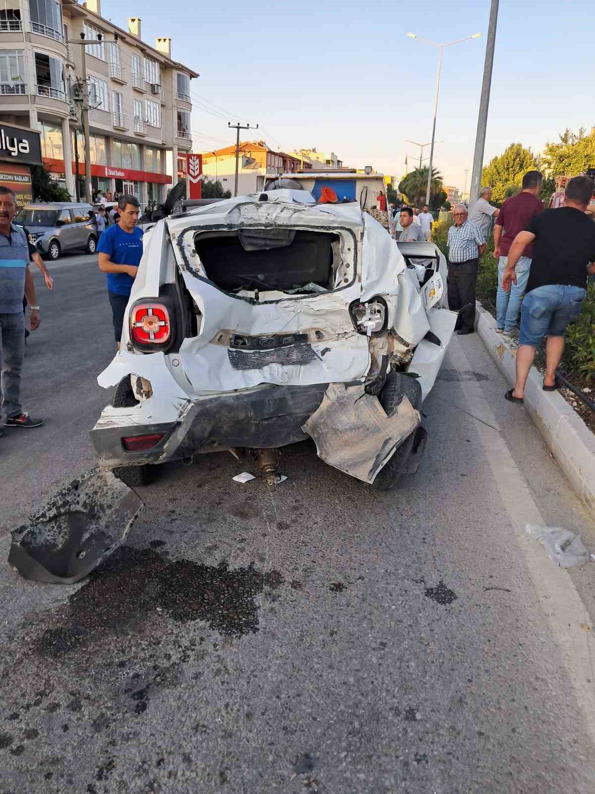 Freni patlayan kamyon ortalığı savaş alanına çevirdi: 4 yaralı 
