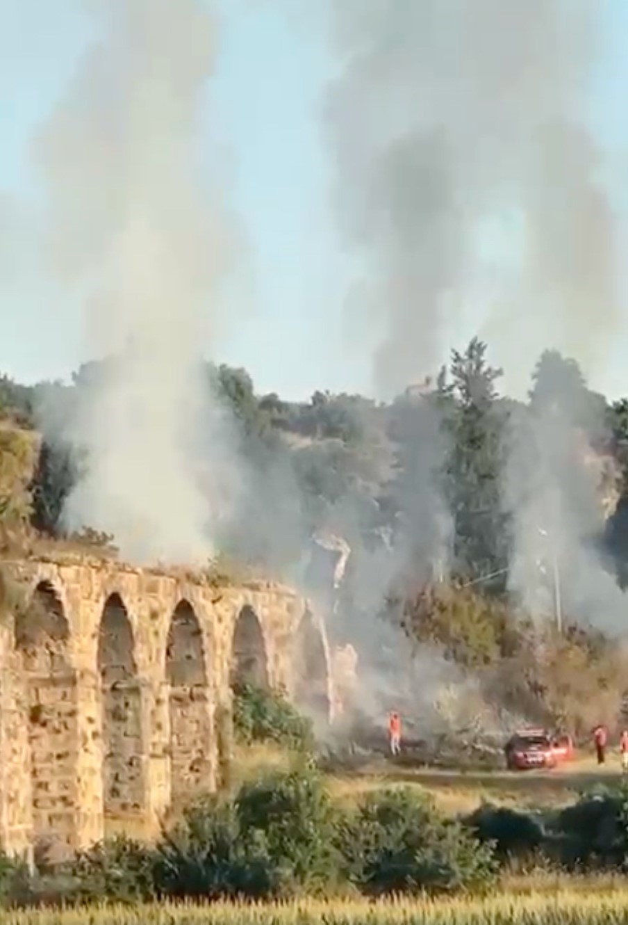 Tarihi Aspendos Su Kemerleri yakınında çıkan yangın korkuttu 