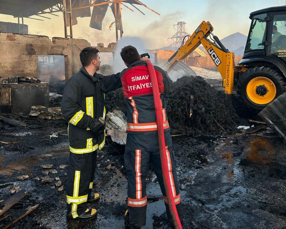 Simav’da palet fabrikasında çıkan yangın söndürüldü 