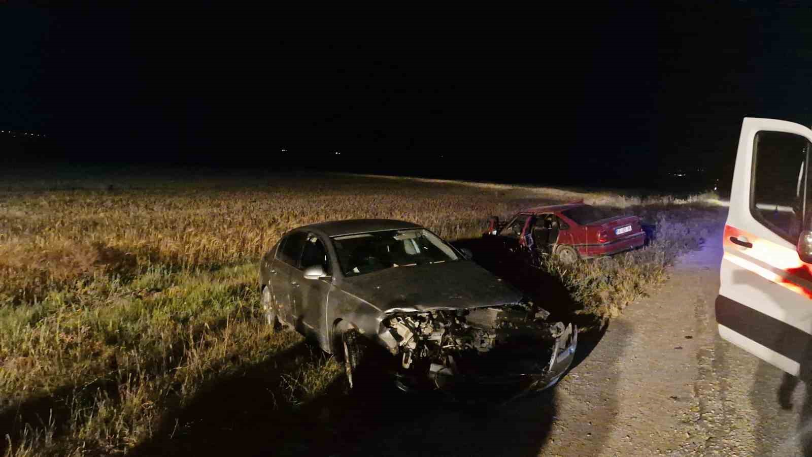 Çorum’da iki otomobil kafa kafaya çarpıştı: 4 yaralı 