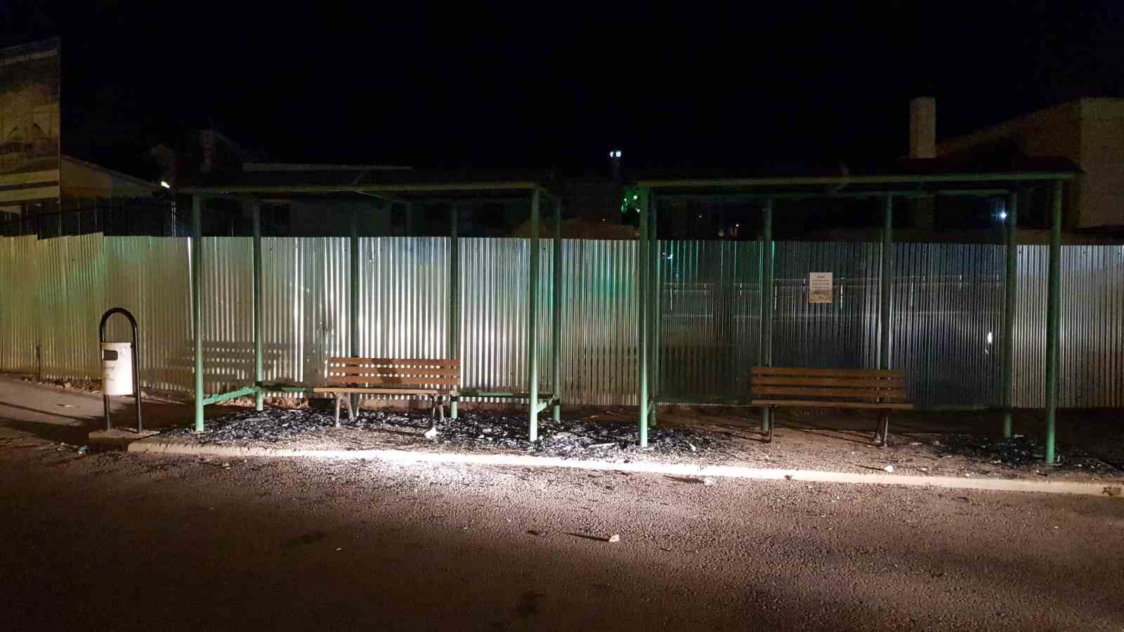 Otobüs durağının camlarını kıran şahıs kamerada 
