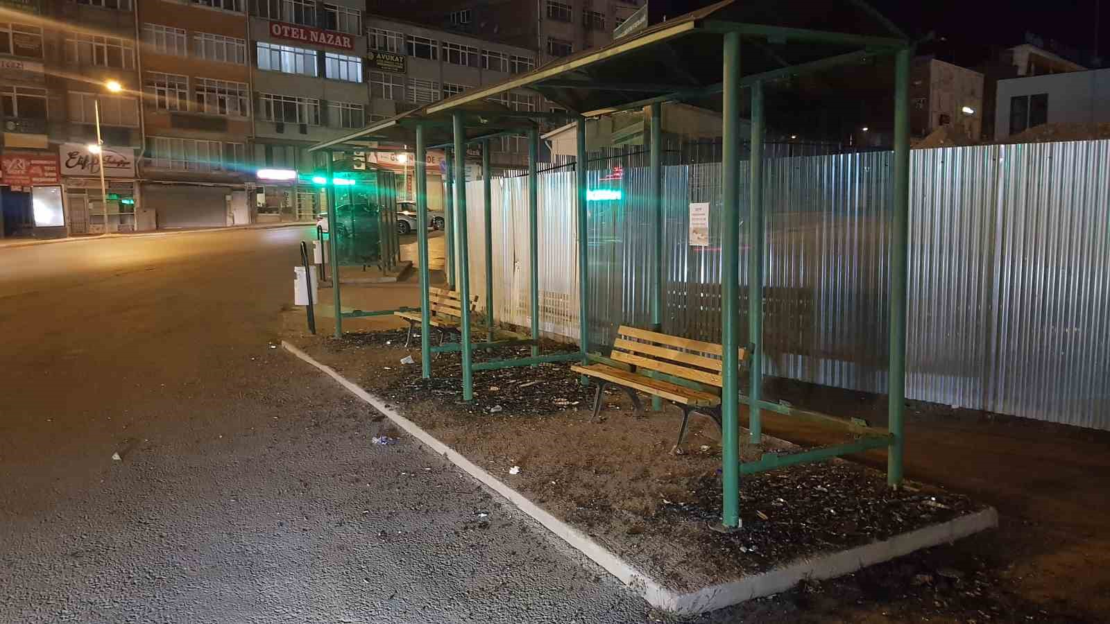 Otobüs durağının camlarını kıran şahıs kamerada 