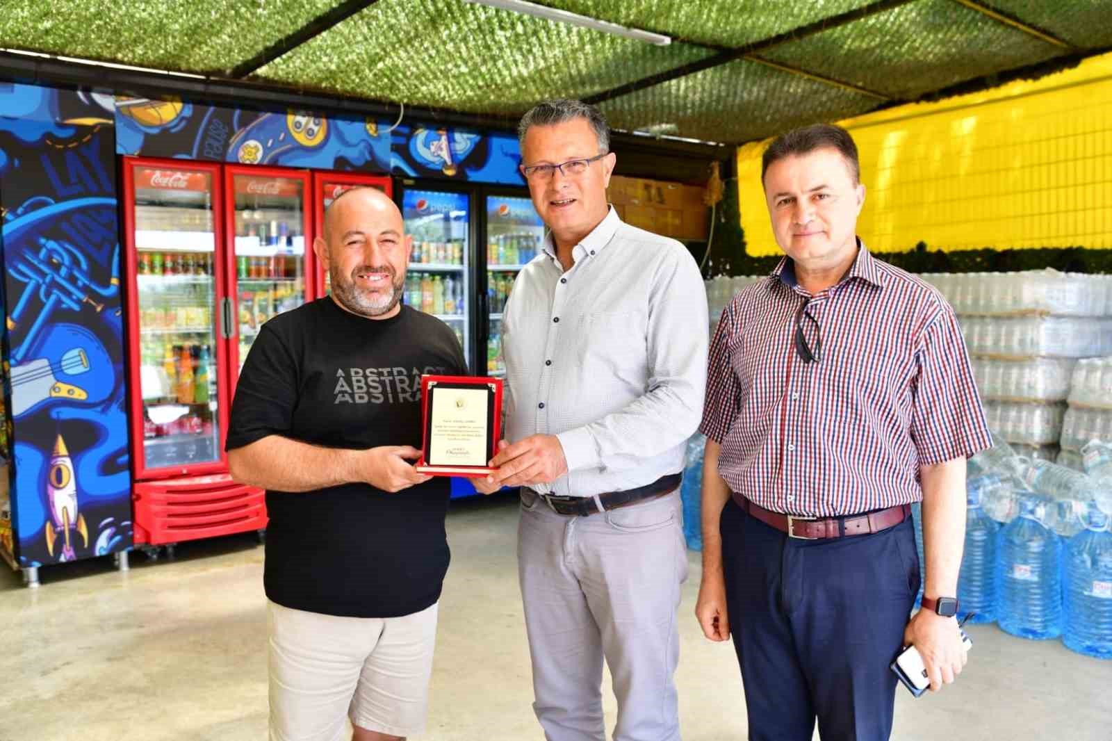 Çevreci bakkala Başkan Öküzcüoğlu’ndan plaket 