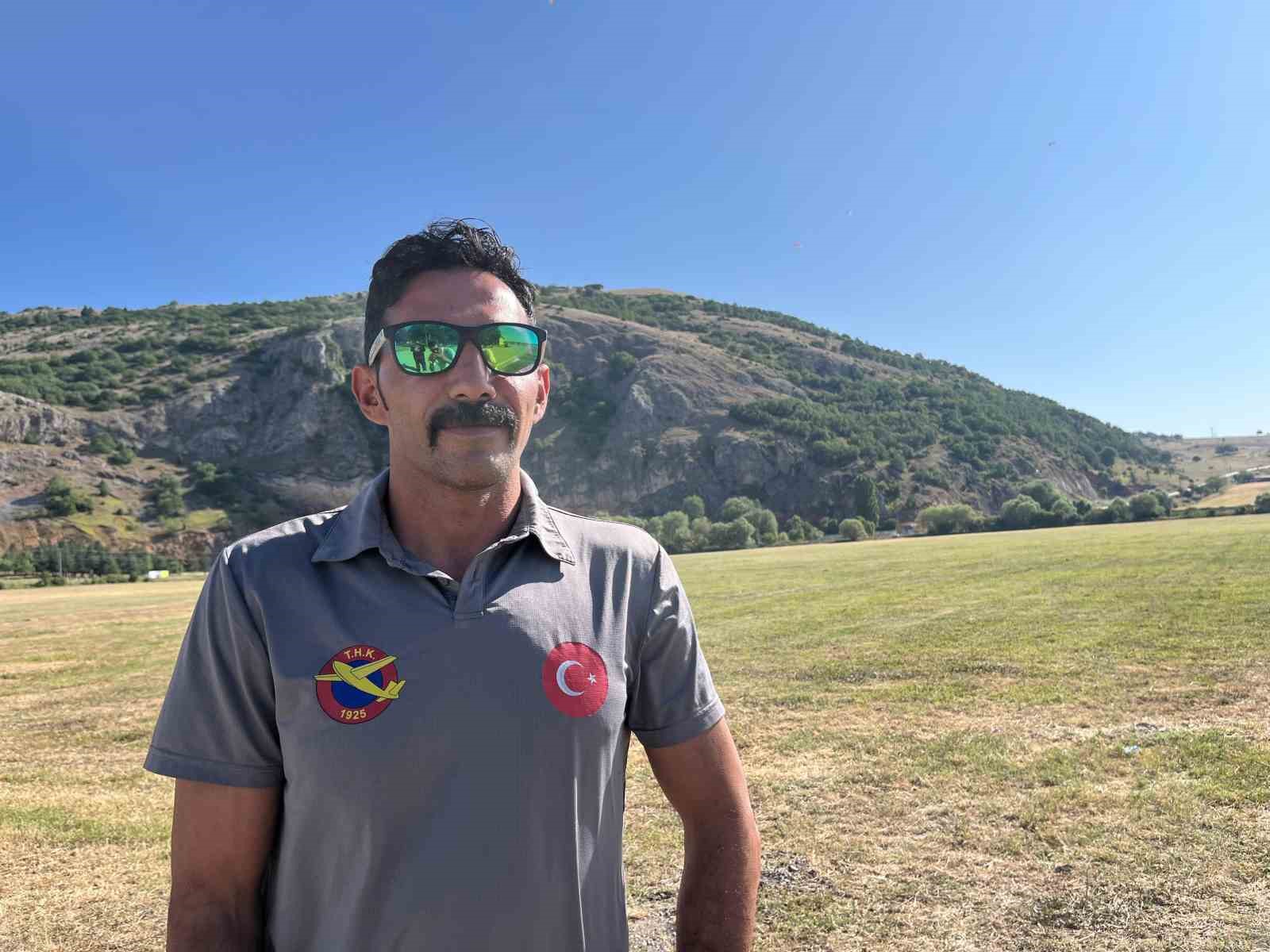 Toby isimli köpek paraşütle atlayıp 330 metrede uçuş deneyimi yaşadı 