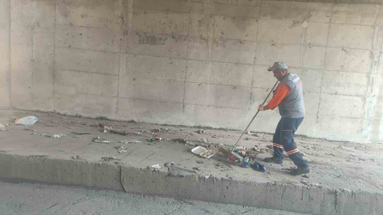 Çöpler arasında lastik bile çıktı 