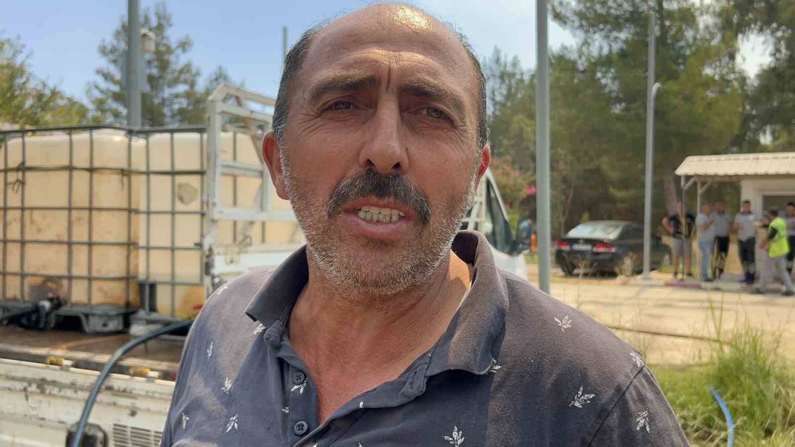 Vatandaşlar, 45 kilometreden yangınla mücadeleye traktörlerle su taşıyorlar 