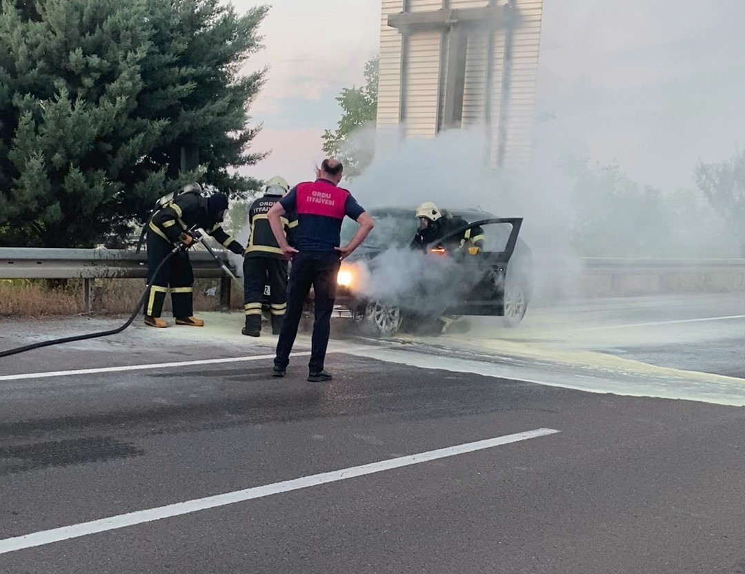 Ordu’da motor kısmından alev alan araçta maddi hasar meydana geldi 