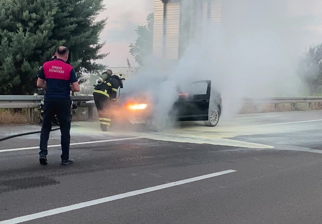 Ordu’da motor kısmından alev alan araçta maddi hasar meydana geldi 