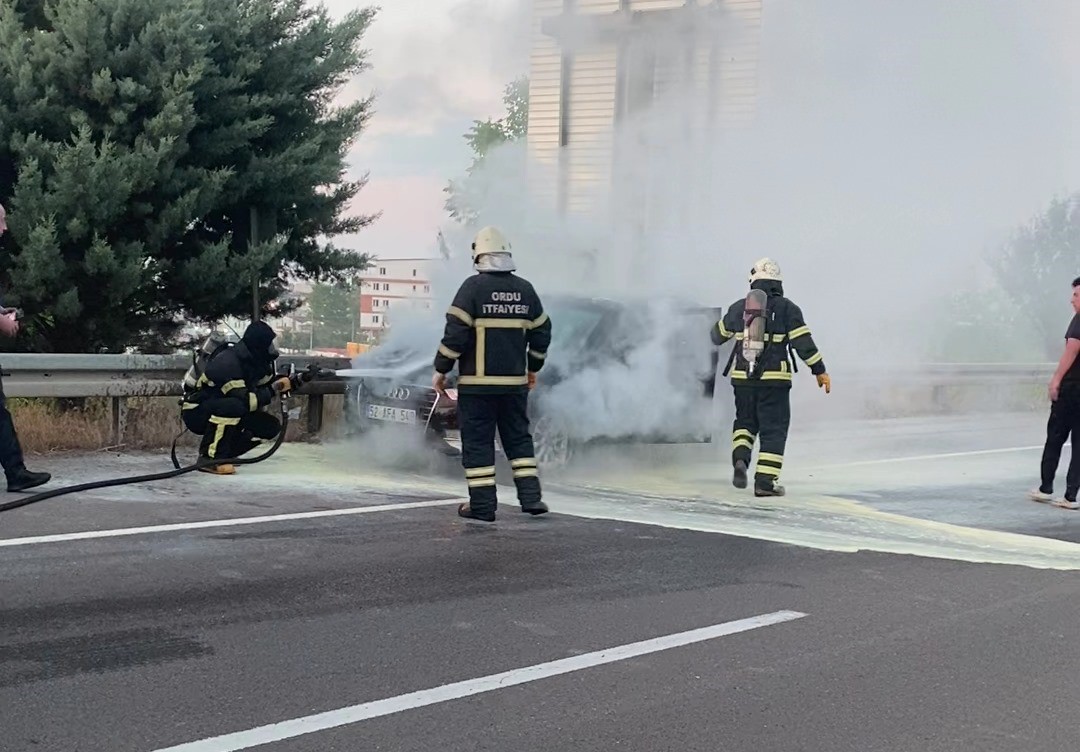 Ordu’da motor kısmından alev alan araçta maddi hasar meydana geldi 