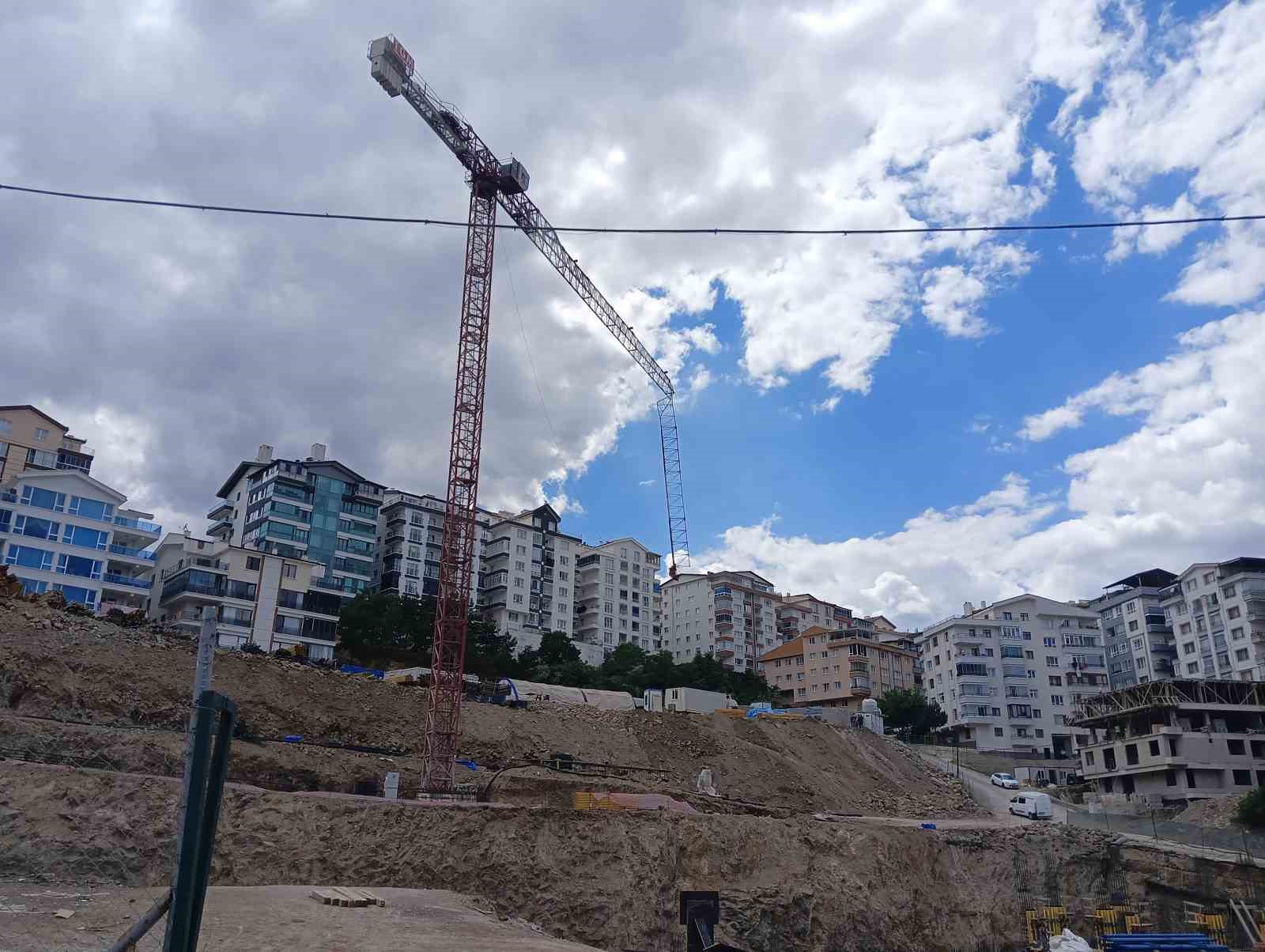 Yük zincirinden kopan çengel, inşaat işçisinin üzerine düştü 