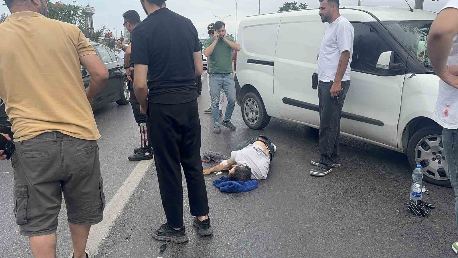 Tuzla’da motosiklet yol kenarında bekleyen arızalı araca çarptı: 2 yaralı 