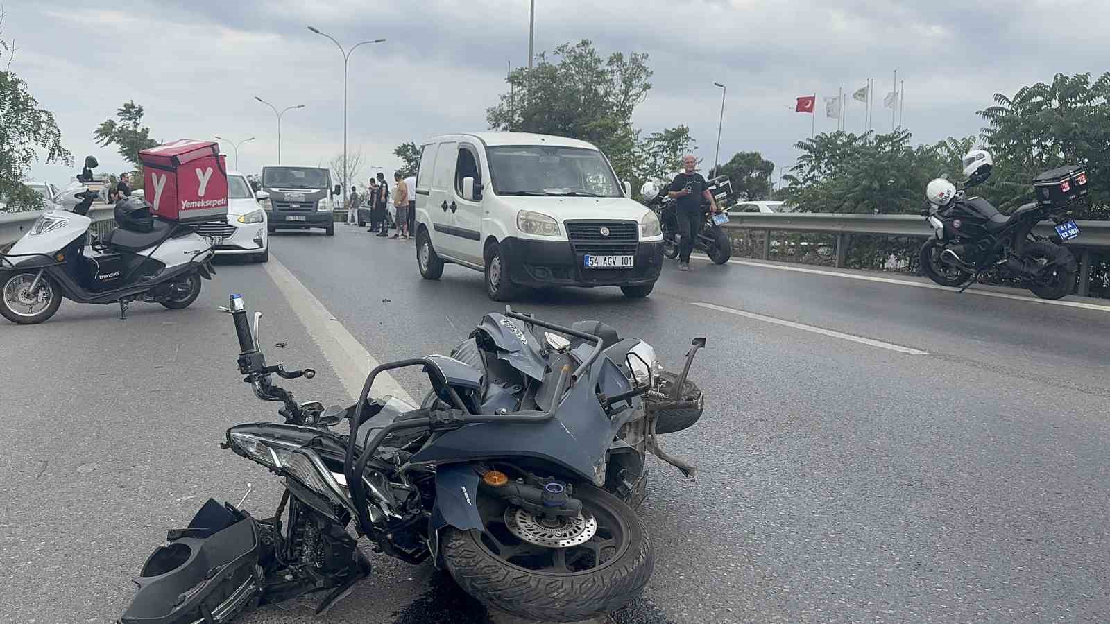 Tuzla’da motosiklet yol kenarında bekleyen arızalı araca çarptı: 2 yaralı 