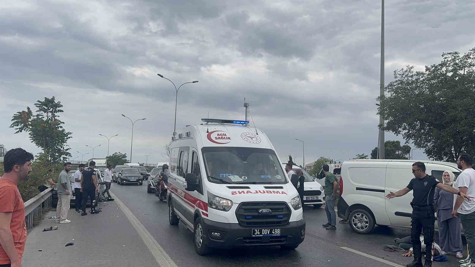 Tuzla’da motosiklet yol kenarında bekleyen arızalı araca çarptı: 2 yaralı 