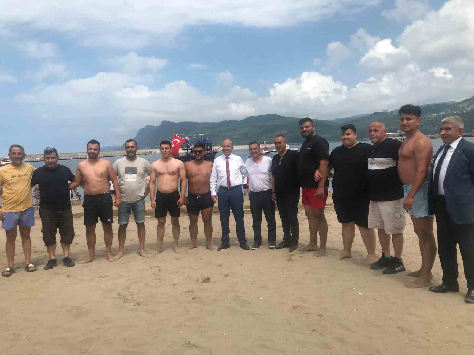 Yağlı direk yarışmasında büyük heyecan 