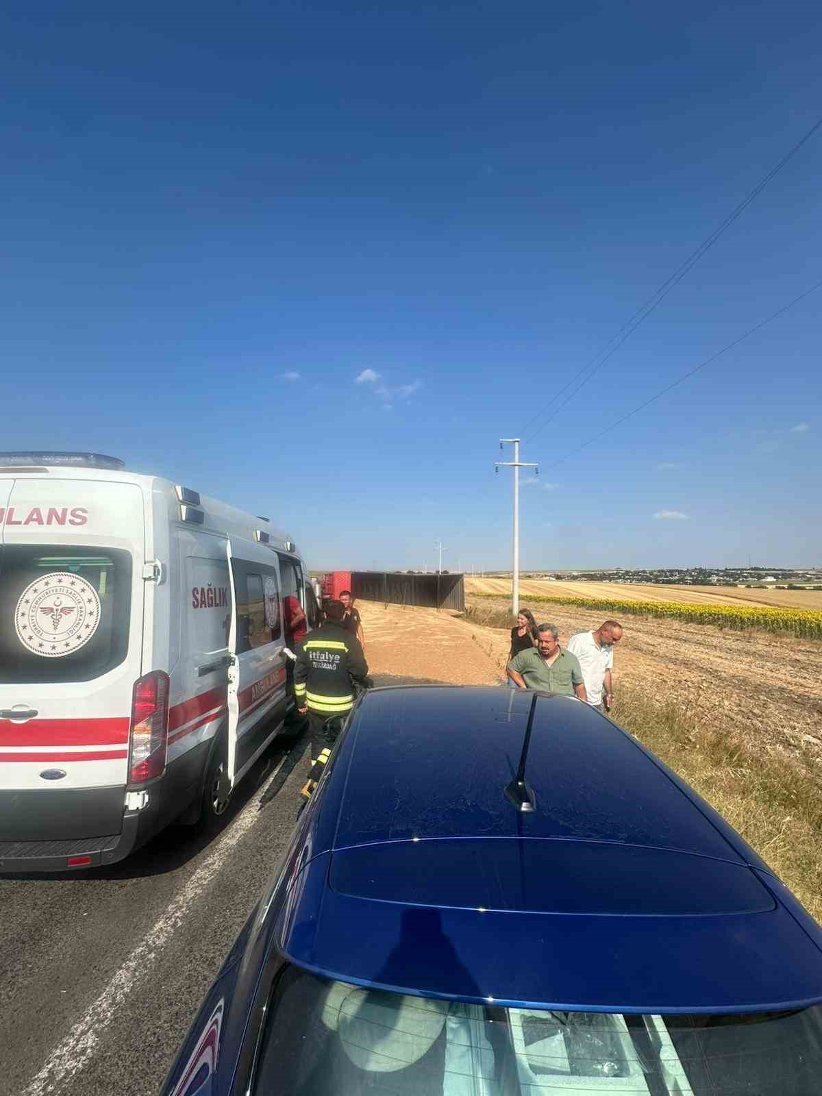 Buğday yüklü kamyon devrildi, sürücü yaralandı 