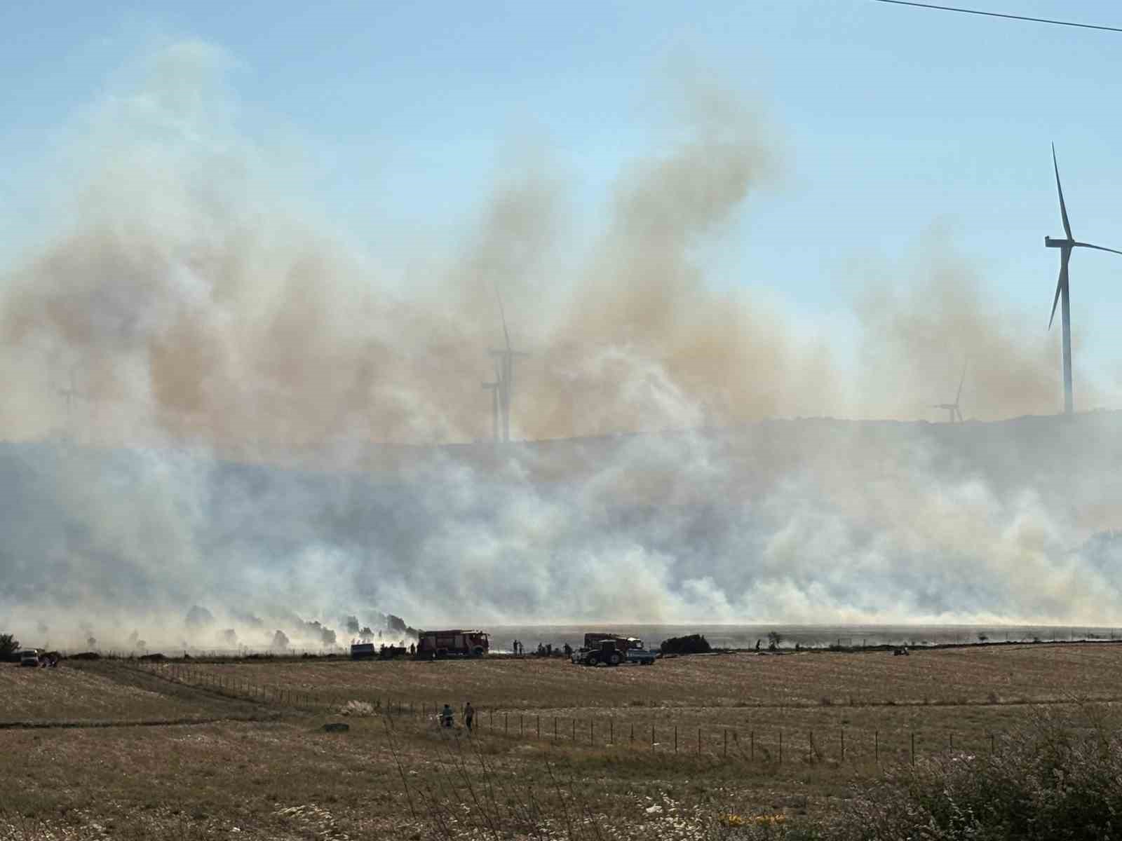 İzmir’de makilik alanda çıkan yangına müdahale devam ediyor 