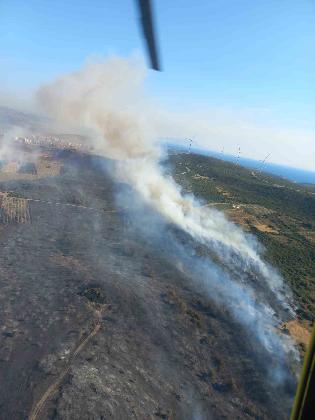 İzmir’de makilik alanda çıkan yangına müdahale devam ediyor 