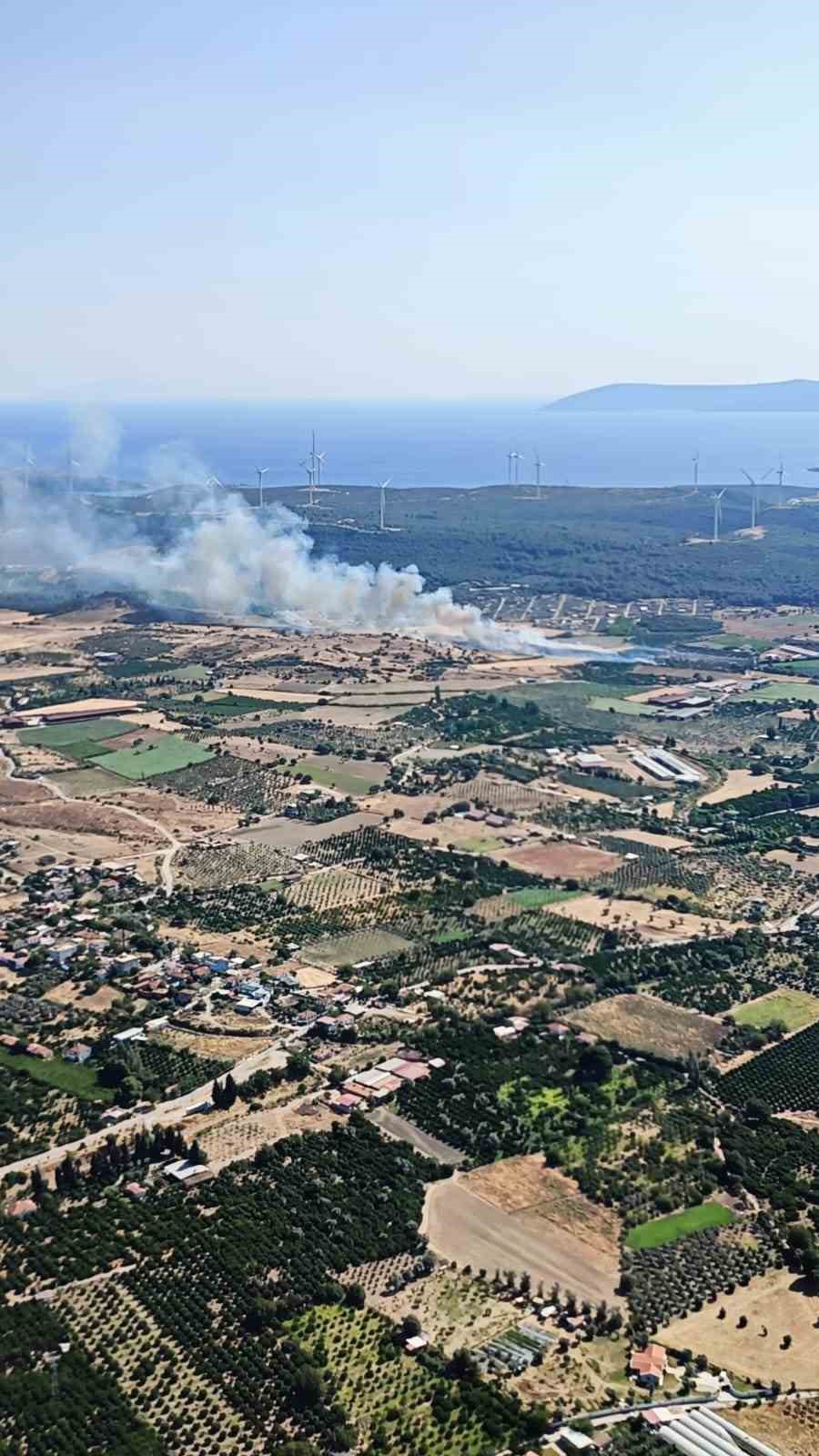 İzmir’de makilik alanda çıkan yangına müdahale devam ediyor 