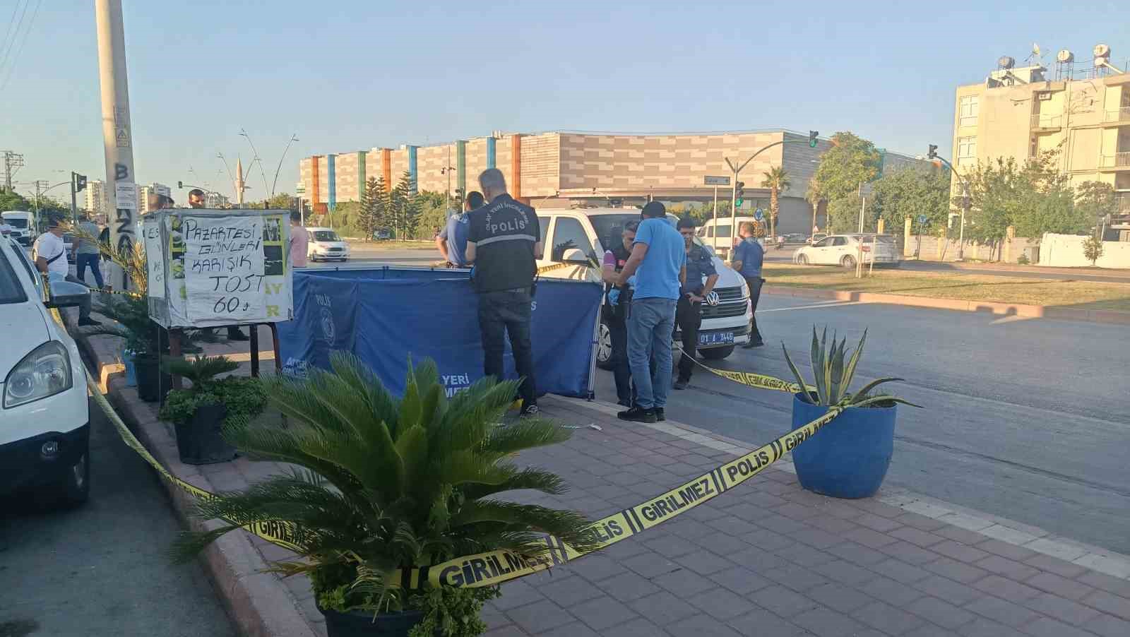 Eşinden boşanmasından sorumluğu tuttuğu kadını yaraladı ardından intihar etti 