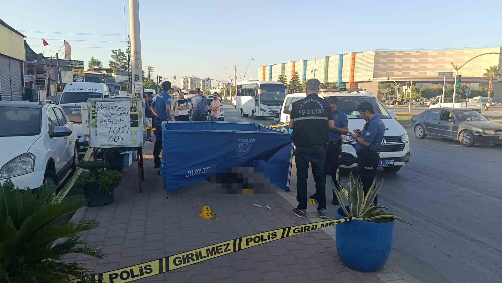 Eşinden boşanmasından sorumluğu tuttuğu kadını yaraladı ardından intihar etti 