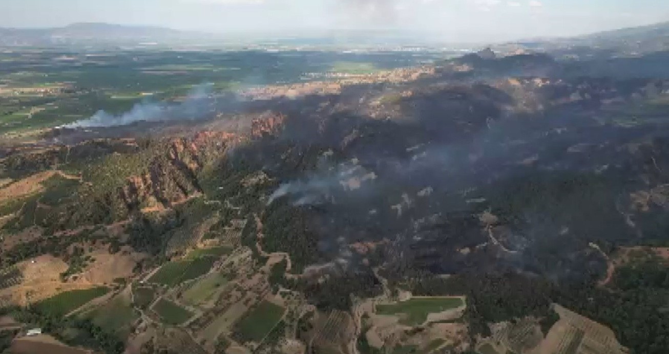 Manisa’daki alevlere 5 uçak ve 7 helikopterle müdahale 