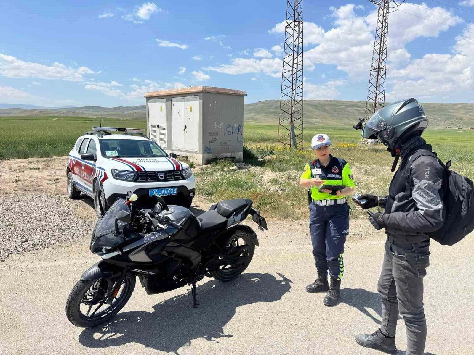 Ağrı’da jandarma trafik denetiminde 89 sürücüye ceza uyguladı