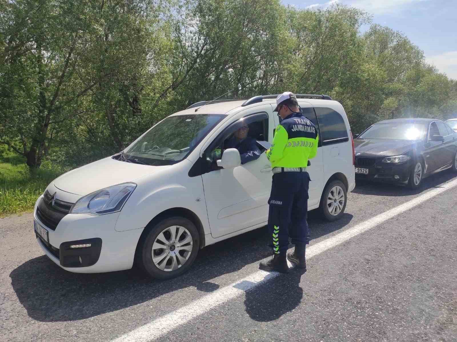 Ağrı’da jandarma trafik denetiminde 89 sürücüye ceza uyguladı 