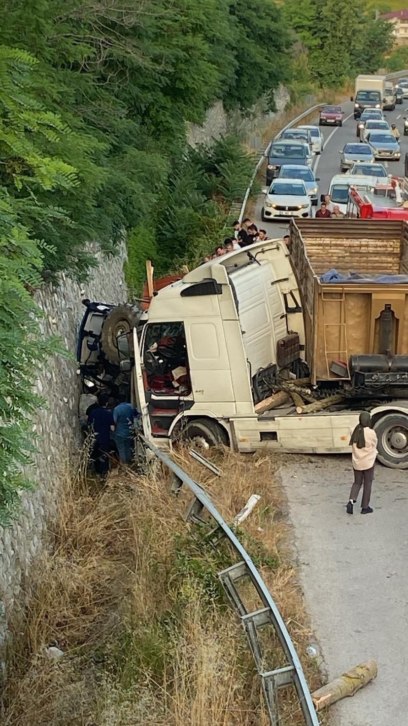 Yola düşen tomruk kazaya yol açtı: Traktör sürücüsü ağır yaralandı 