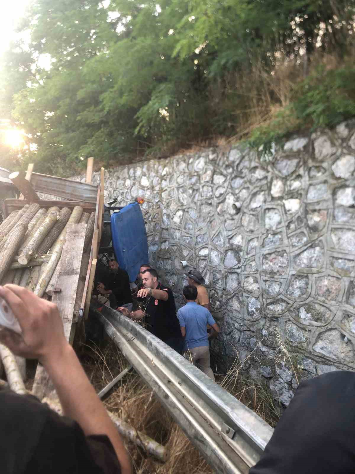 Yola düşen tomruk kazaya yol açtı: Traktör sürücüsü ağır yaralandı 