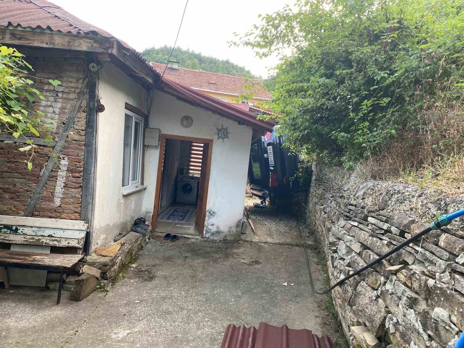 El freni çekilmeyen otomobil evin boşluğuna düştü 
