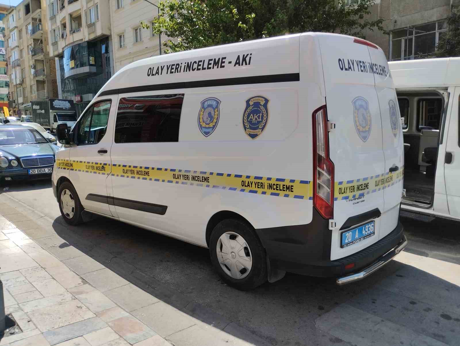 Yaşlı adam, binanın teras katındaki demirlerde asılı bulundu 